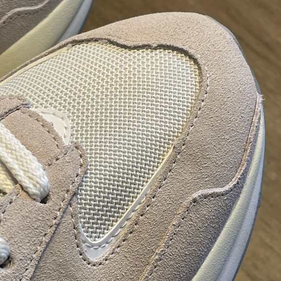 New Balance Cream and Black Sneakers - Picture 7 of 8